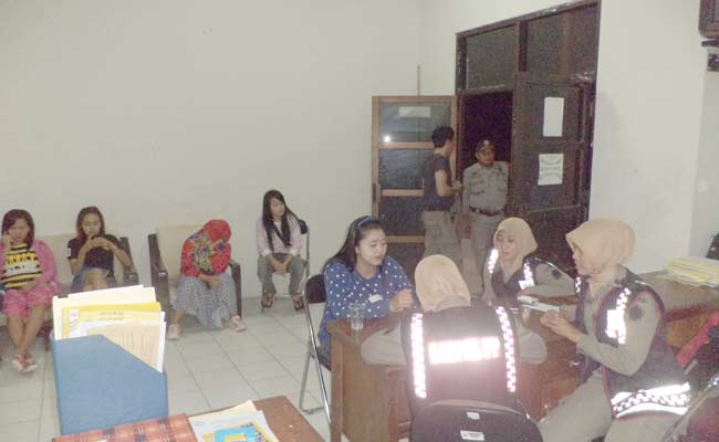 Petugas Satpol PP saat menyidik para penjaga kafe. foto: SYUHUD/ BANGSAONLINE