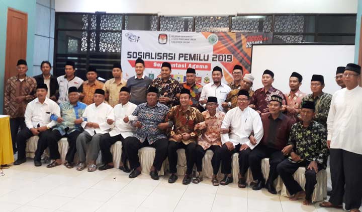 Jajaran pengurus MUI dan KPU Gresik foto bersama usai menggelar rapat di gedung Islamic Center, kompleks MAG, Selasa (26/3). foto: SYUHUD/ BANGSAONLINE