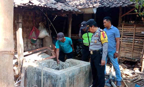 Polisi melakukan olah TKP di sumur yang membawa maut bagi kedua korban.