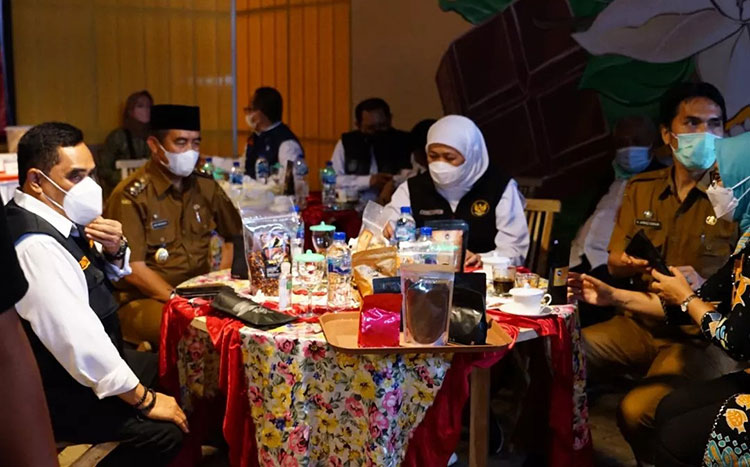 Tambah Nilai Jual, Gubernur Khofifah Dorong Petani Cokelat dan Kopi di Madiun Pakai Pola ini