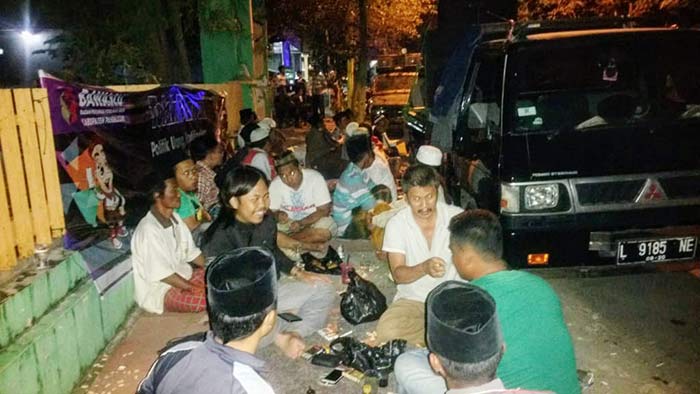 Para pendemo saat bermalam di depan kantor Bawaslu Pamekasan, Rabu (8/5) malam kemarin.