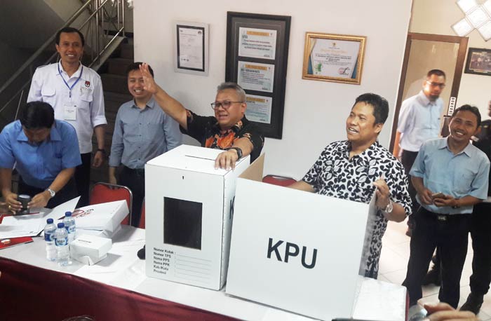 Ketua KPU RI, Arief Budiman didampingi komisioner KPU Jatim dan Gresik saat sidak di PT. Intan Ustrix Gresik. foto: SYUHUD/ BANGSAONLINE