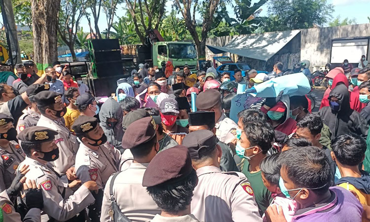 Dinilai Sarat Kepentingan, Warga Tanjung Pademawu Datangi DPMD Pamekasan Tuntut BPD Dibubarkan