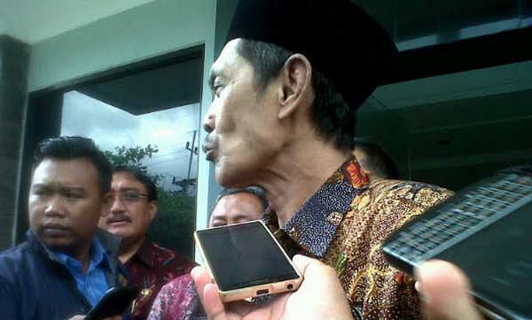 Bupati Sampang, A Fannan Hasib usai diperiksa Kejaksaan Negeri Sampang lebih banyak tutup mulut. foto: bahri/ BANGSAONLINE
