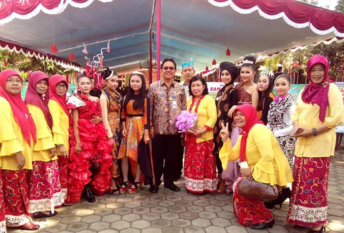 Kadispendik Banyuwangi, Sulihtiyono foto bersama kasek dan para guru SMP 5 banyuwangi