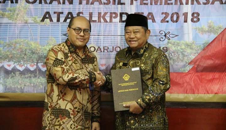 PRESTASI: Bupati Saiful Ilah saat menerima predikat opini WTP dari BPK Perwakilan Jatim, Kamis (23/5). foto: ist
