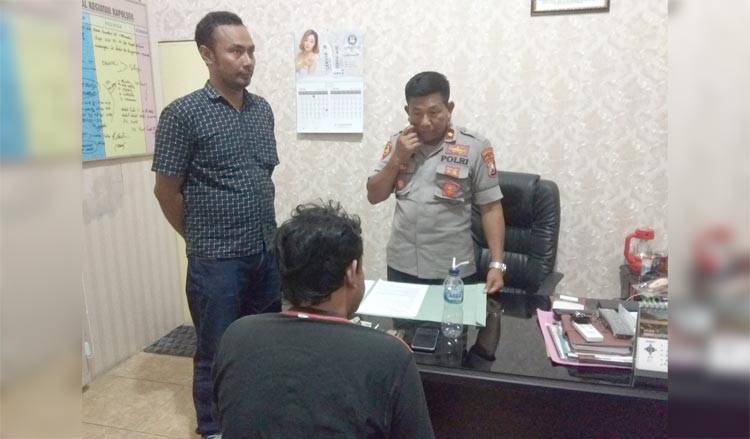 Tersangka (duduk) diinterogasi langsung oleh Kapolsek Waru Kompol Saibani.