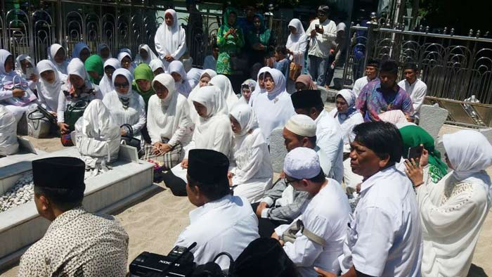 Khofifah ziarah di makam Sunan Ampel.