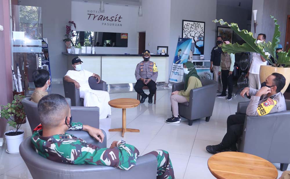Santai Pakai Sarung, Gus Ipul Tinjau Beberapa Hotel yang Bakal Disewa untuk Rumah Isolasi