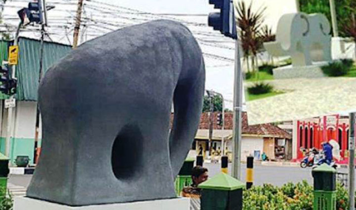 Monumen gajah mungkur yang lucu di Gresik.