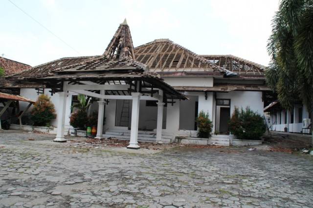 Material bekas bongkaran gedung DPRD Ngawi. foto: zainal abidin/ BANGSAONLINE