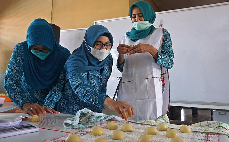 Tingkatkan Kemampuan Pengusaha Kuliner Rumahan, PKK Kota Kediri Gelar Baking Class Donat dan Pastry