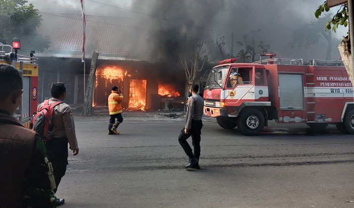 Suasana saat gudang logistik Samapta Polres Kediri Kota dilalap si jago merah.