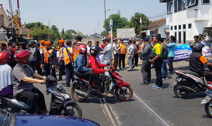 PT KAI Daop 7 Sosialisasi Keselamatan di Perlintasan Sebidang, Cegah Kecelakaan Kereta Api