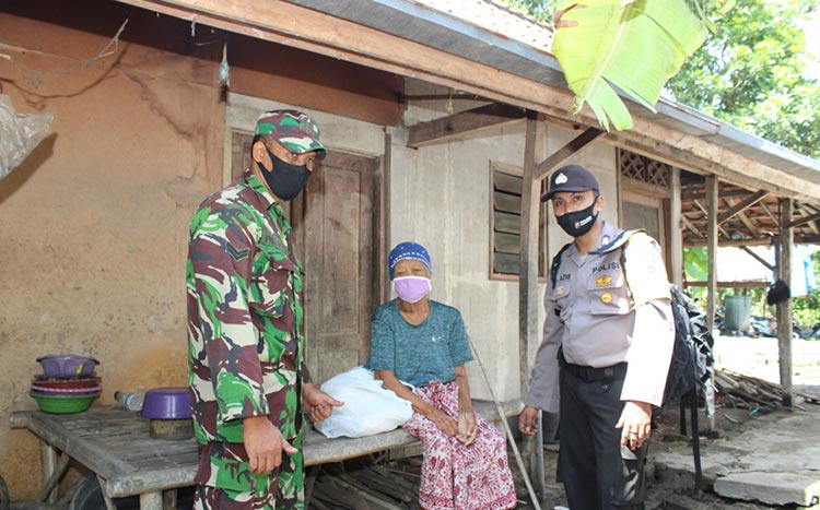 Suasana saat pembagian sembako kepada warga.