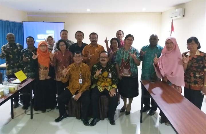 Kepala Perwakilan (Kaper) BKKBN Jatim Yenrizal Makmur saat foto bersama Perwakilan BKKBN Papua Barat.
