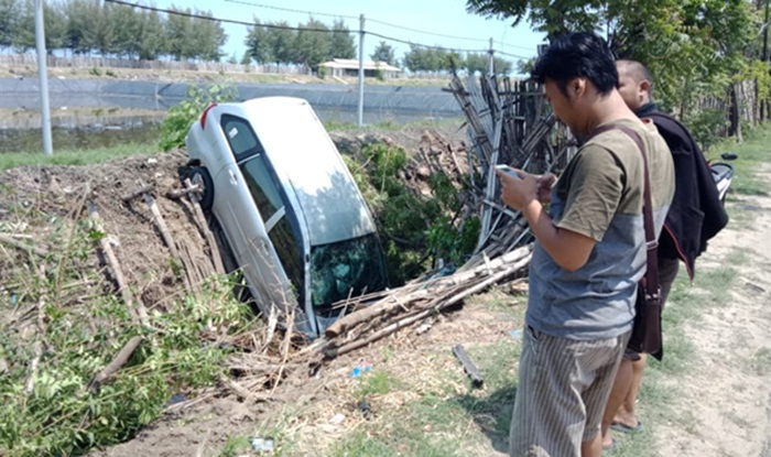 Oleng Hindari Kendaraan Lain, Mobil Daihatsu Xenia Nyungsep di Tambak Udang