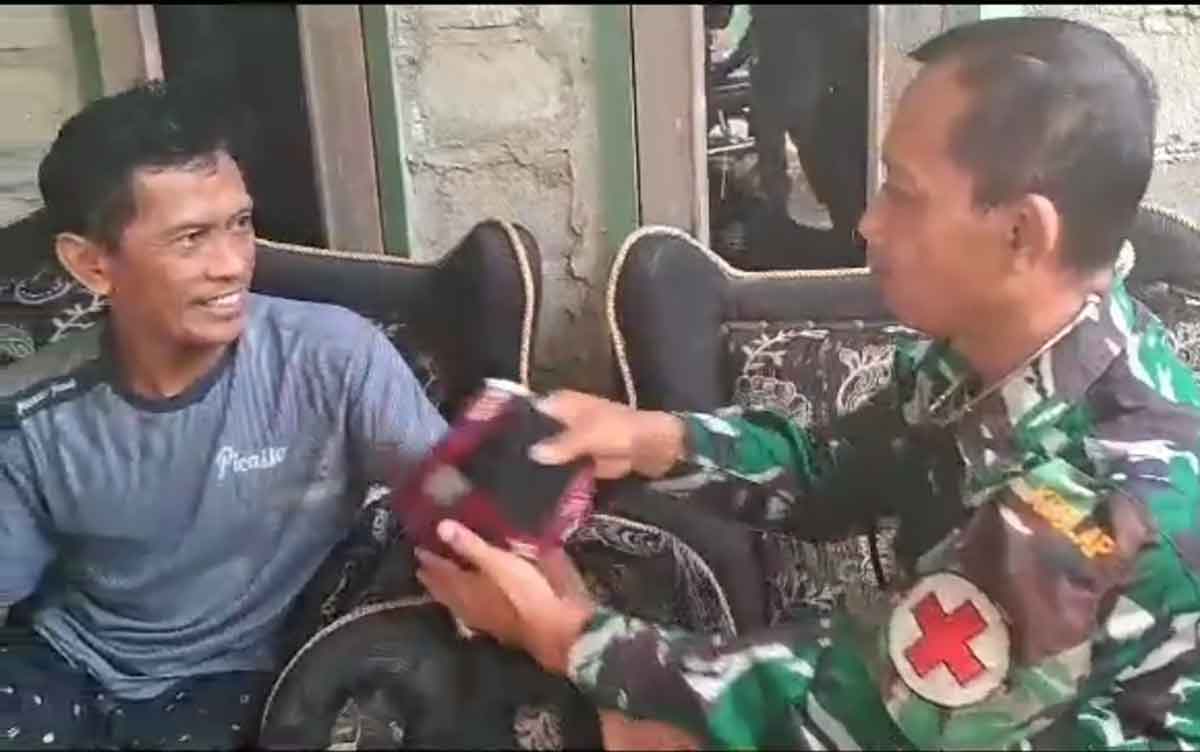 Tim Kesehatan TMMD ke-117 dari Kodim 0809/Kediri saat memeriksa kesehatan salah satu warga Kelurahan Pojok. Foto: Ist