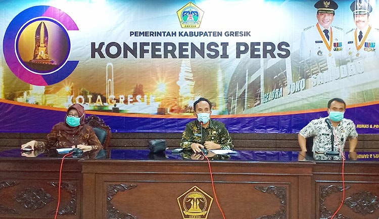 Dirut RSUD Ibnu Sina Endang Puspitowati, bersama Sekretaris Satgas Penanganan Covid-19 Saifudin Ghozali, dan Kabag Humas Reza Pahlevi saat memberikan keterangan pers. foto: SYUHUD/ BANGSAONLINE