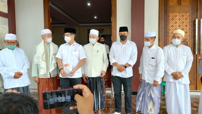 Dari kiri: KH. Anwar Iskandar, KH. Kafabihi Mahrus, Menkes Budi Gunadi Sadikin, KH. Anwar Mansur, Wali Kota Kediri Abdullah Abu Bakar, Gus Muid, dan Gus An'im Falahudin. foto: ist.