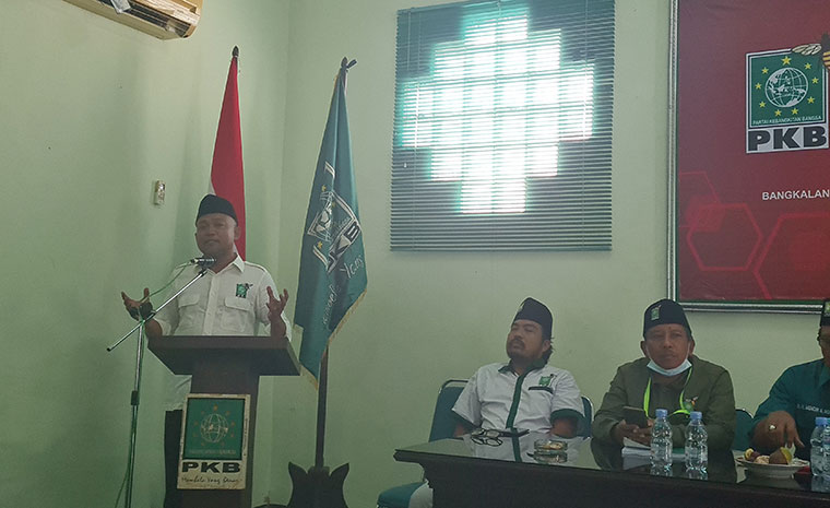 H. Syafiuddin, S.Sos. saat pidato politik pertama setelah terpilih sebagai Ketua DPC PKB Bangkalan periode 2021-2026. foto: FAUZI/ BANGSAONLINE