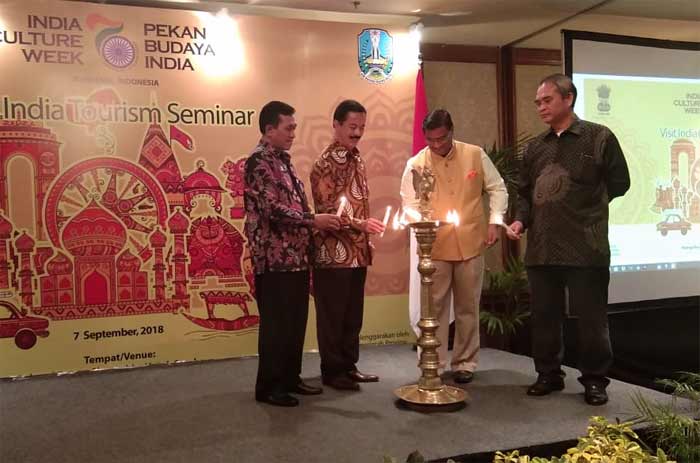 Asisten II Bidang Ekonomi Pembangunan Setdaprov Jatim Fattah Jasin saat menyalakan lilin bersama Wakil Duta Besar India untuk Indonesia Prakash Gupta. foto: YUDI A/ BANGSAONLINE