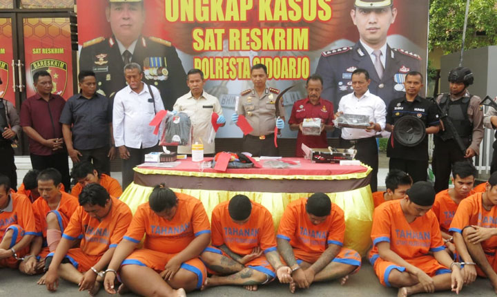 Para tersangka kasus kejahatan yang berhasil ditangkap Polresta Sidoarjo selama kurun waktu 1 Desember - 15 Januari 2019.