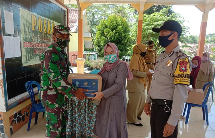 Babinsa Petahunan Dampingi Penyaluran Bantuan Bagi Pelaku Usaha Wisata Terdampak Covid-19
