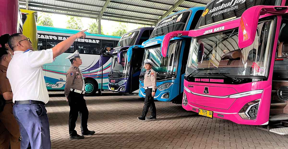 Ramp check yang dilakukan petugas dari Unit Kamsel Satlantas Polres Pasuruan dan Dishub Kabupaten Pasuruan.