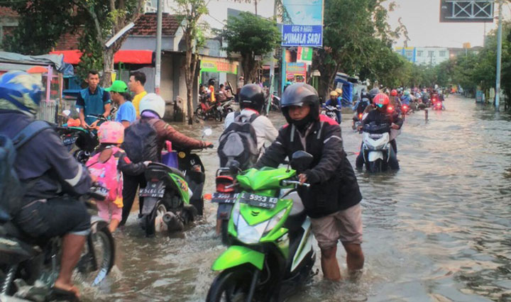 Banjir luapan Kali Lamong yang menerjang sejumlah wilayah di Gresik Selatan, tahun lalu. foto: ist