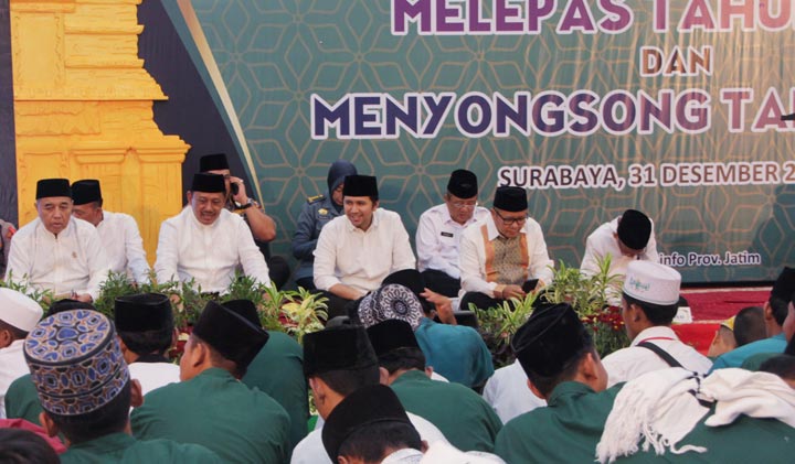 Wagub Jatim Emil Dardak saat menghadiri acara Dzikir dan Doa Bersama 1.500 anak yatim piatu dalam rangka melepas tahun 2019 dan menyongsong tahun 2020 di gedung Negara Grahadi, Surabaya, Selasa (31/12). foto: ist.