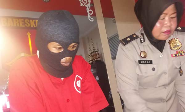 Tersangka pencuri tas didampingi Kompol Lily Kasubag Humas Polrestabes. foto: ekoyono/ BANGSAONLINE