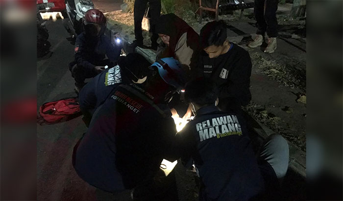 Petugas saat mendatangi masyarakat yang menggunakan aplikasi Jogo Malang Presisi.