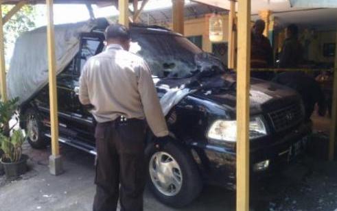 Kondisi rumah, dan mobil korban. Sedangkan petugas Polsek Prambon sedang melakukan penyelidikan. Foto : Agus HP/BANGSAONLINE