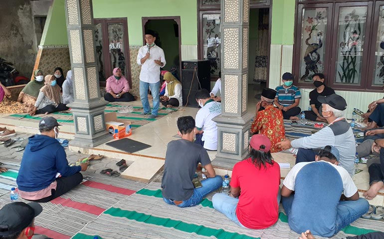 Muhammad Al-Barra (Gus Barra) saat memberikan sambutan. foto: Rochmad Aris/ BANGSAONLINE