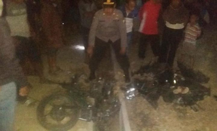 Kendaraan kedua korban yang hancur usai disambar kereta api.