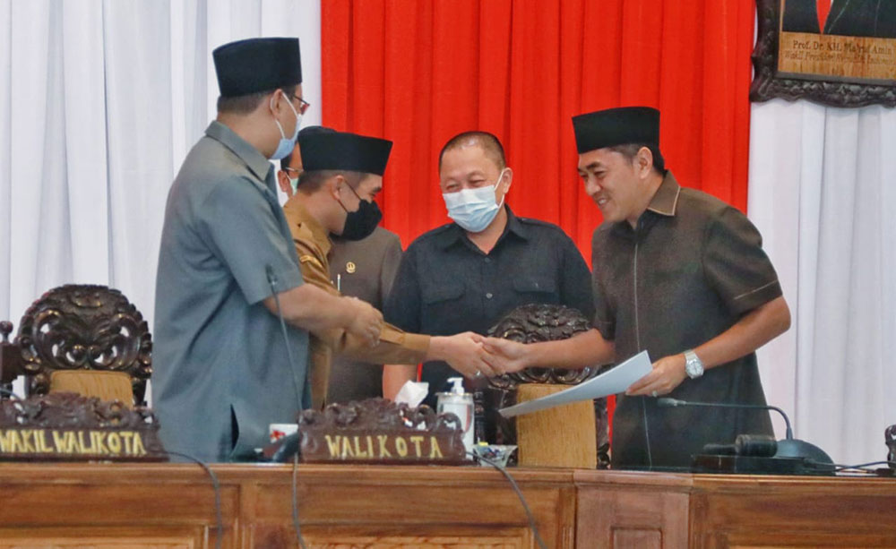 Wali Kota Saifullah Yusuf dan Wakil Wali Adi Wibowo saat meyerahkan nota keuangan rancangan P-APBD tahun anggaran 2022 pada rapat paripurna di gedung DPRD, Senin (15/7/2022).