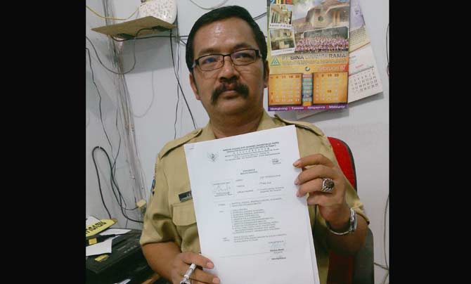 Kasi Penempatan Tenaga Kerja Luar Negeri, Disnakertrans Kabupaten Blitar, Jarun, menunjukan surat dari Kantor Dagang dan Ekonomi Indonesia di Taipei, tentang kematian warga Kabupaten Blitar.