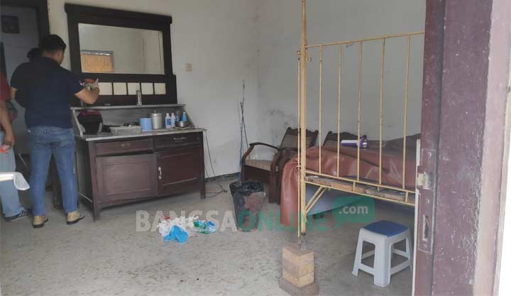 Petugas melakukan identifikasi di lokasi yang digunakan praktik aborsi.