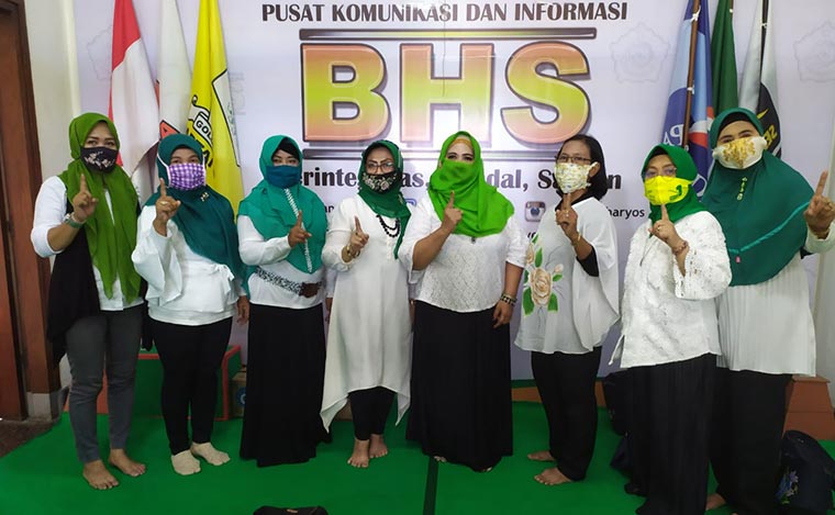 Pengurus FKKW Sidoarjo saat memberikan dukungan ke BHS-Taufiq di Media Center BHS, Minggu (1/11). foto: istimewa