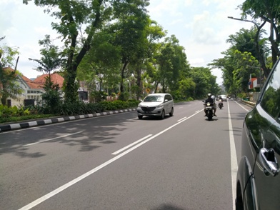 Hari Pertama PSBB, Jalan Raya Protokol di Surabaya Lengang