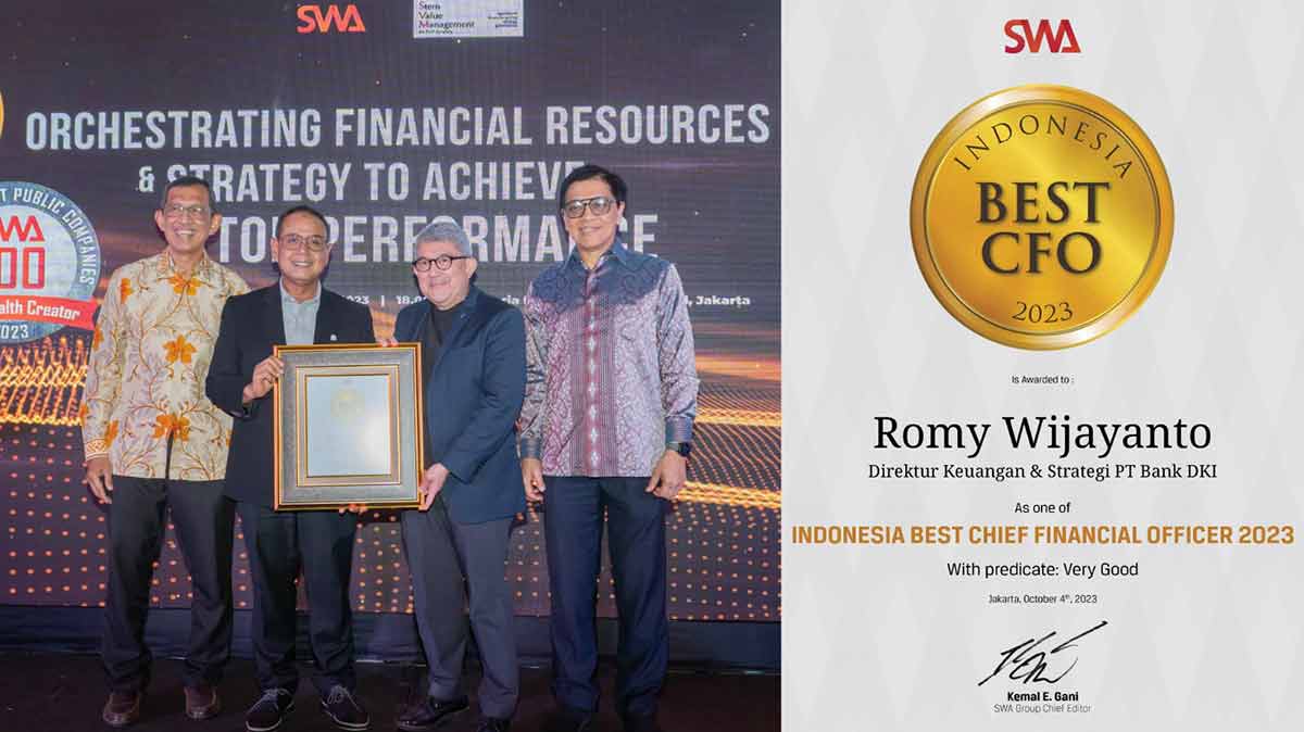Direktur Keuangan dan Strategi Bank DKI, Romy Wijayanto (kedua dari kiri), saat meraih Indonesia Best CFO 2023.