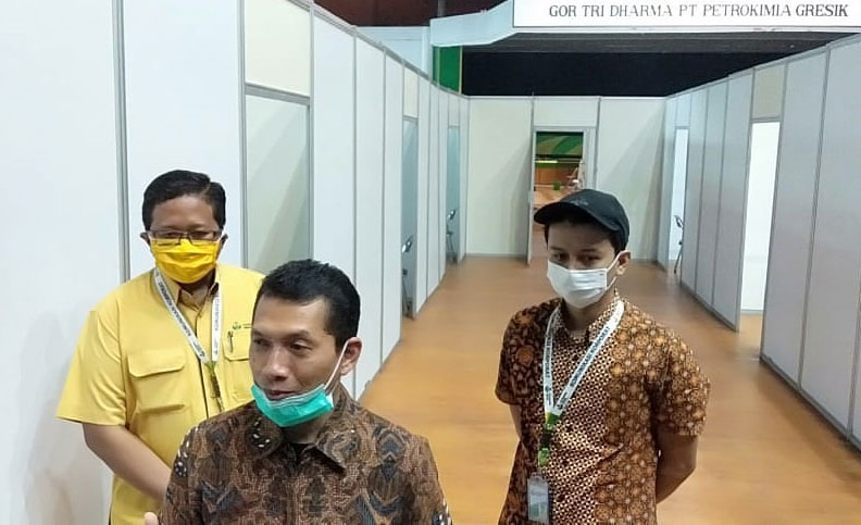 Sekretaris Petrokimia Gresik Yusuf Wibisono saat memberikan keterangan pers terkait pemanfaatan GOR Tri Dharma sebagai ruang isolasi darurat. foto: SYUHUD/ BANGSAONLINE