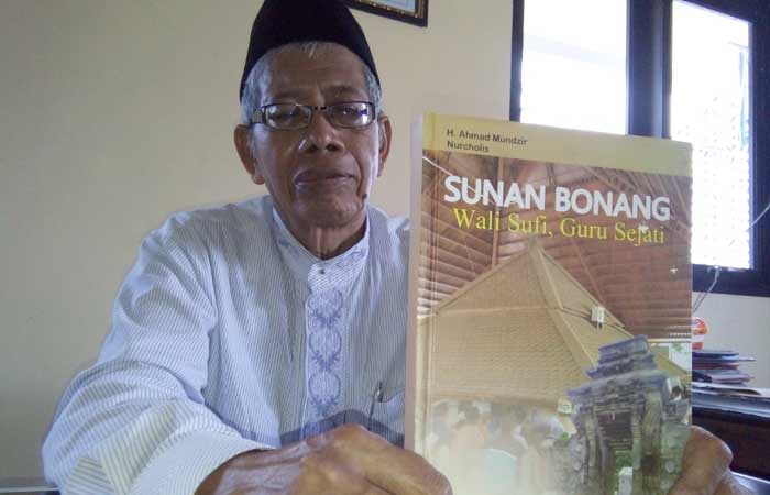 KH Ahmad Mundzir semasa hidup saat menunjukkan buku karyanya.