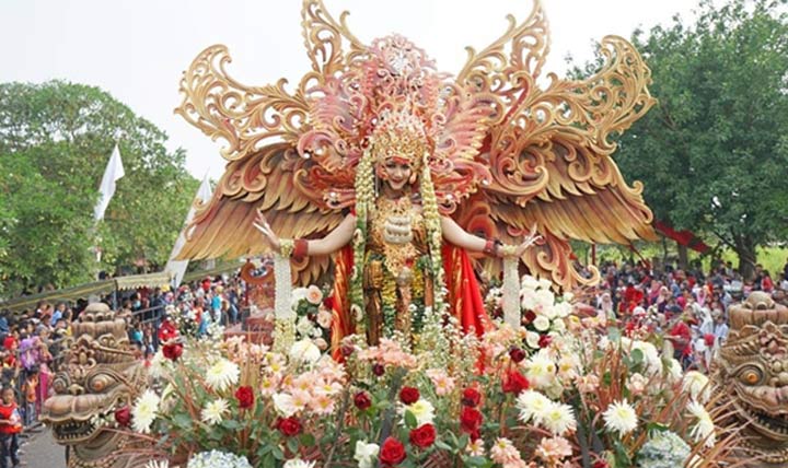 Ribuan warga saat menyaksikan parade budaya dan mobil hias di sepanjang jalan kantor Pemkab Kediri sampai simpang lima gumul (SLG), Minggu (7/7).