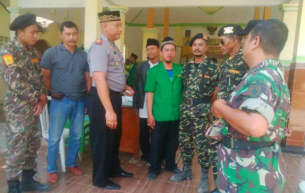 Ansor, TNI dan Polri berkumpul bersama usai beikrar menjaga kerukunan umat beragama di Pendopo Kecamatan Rengel, Tuban. (suwandi/BANGSAONLINE)