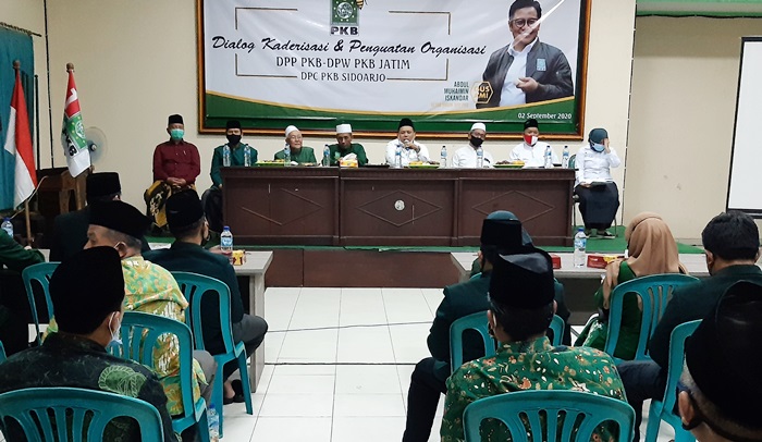 KONSOLIDASI: Dialog Kaderisasi dan Penguatan Organisasi DPC PKB Sidoarjo, Rabu (2/9) malam. foto: MUSTAIN/ BANGSAONLINE