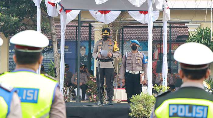 Kapolres Kediri, AKBP Agung Setyo Nugroho, saat memimpin Apel Gelar Pasukan Operasi Patuh Semeru 2022.