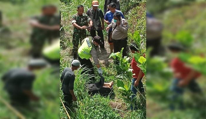 Petugas mengecek kondisi korban sebelum dievakuasi.