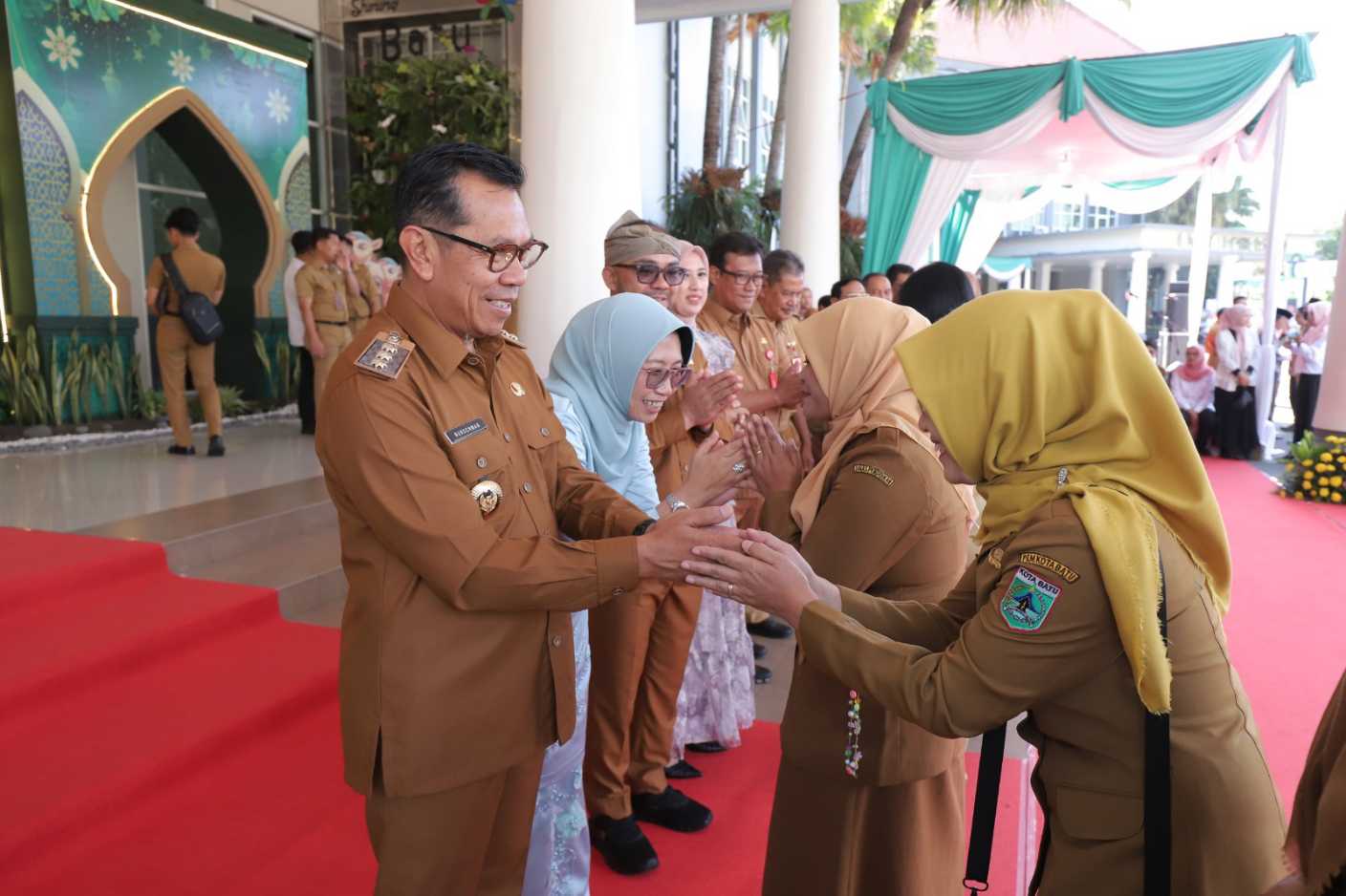 Wali Kota Batu Pimpin Halal Bihalal ASN Usai Apel Hari Pertama Kerja Pascalibur Lebaran